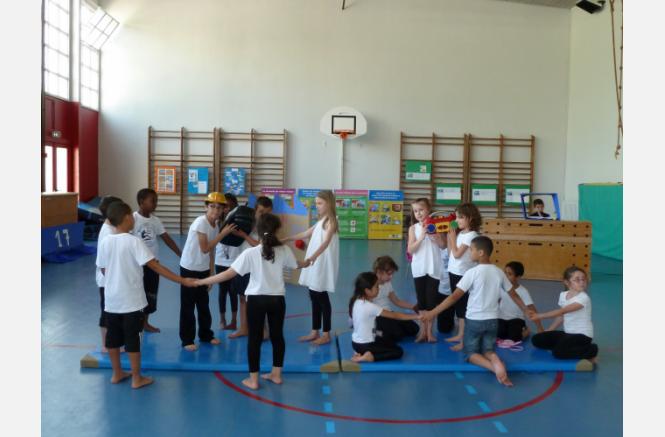 Éduquer aux risques majeurs par l'acrosport et le théâtre